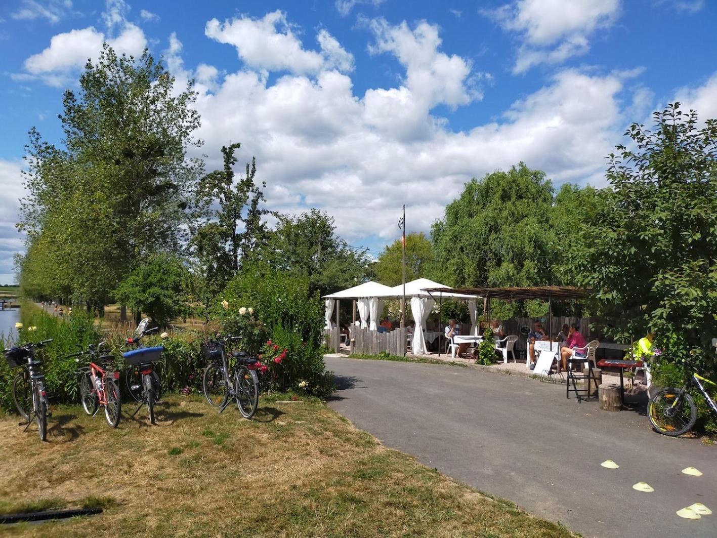 Ille Flottante, Maison Eclusiere Et Hebergements Insolites Sur Le Canal Hédé Kültér fotó