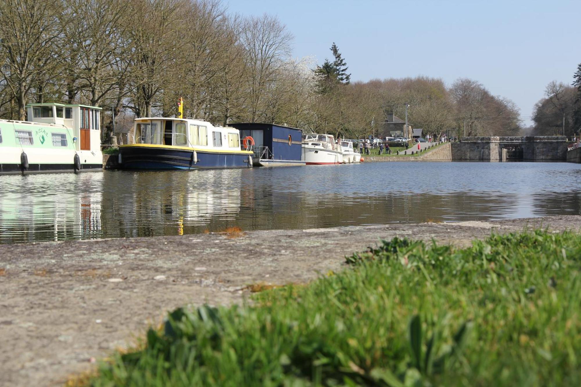 Ille Flottante, Maison Eclusiere Et Hebergements Insolites Sur Le Canal Hédé Kültér fotó