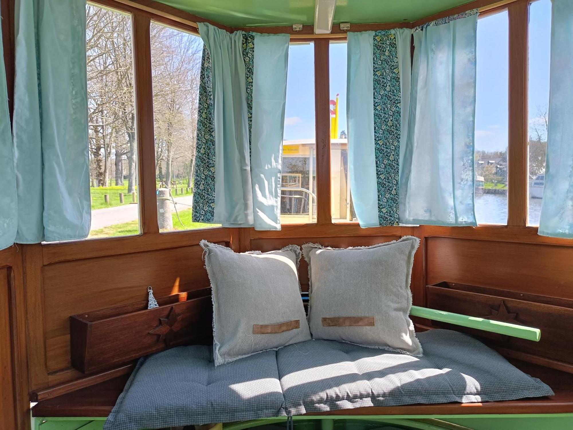 Ille Flottante, Maison Eclusiere Et Hebergements Insolites Sur Le Canal Hédé Kültér fotó